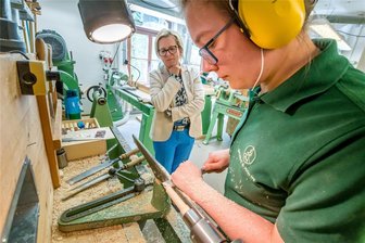 Kunsthandwerk im Erzgebirge soll bundesweites immaterielles Kulturerbe werden - Das Kunsthandwerk im Erzgebirge soll in das Bundesverzeichnis des immateriellen Kulturerbes aufgenommen werden. Staatsministerin Barbara Klepsch (links) besuchte am Freitag den Seiffener Standort des Beruflichen Schulzentrums.