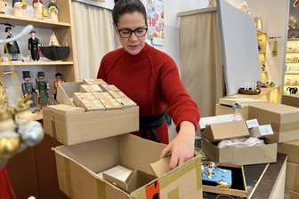 Kunsthandwerk Liebig zieht um: Traditionsgeschäft wechselt von der Hauptstraße 55 in sanierte Räume nahe dem Hauptmarkt - Inhaberin Anja Kehle packt die Kisten für den Umzug. Es geht näher zum Hauptmarkt.