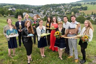 Kunsthandwerk: Neue Gesellen halten Tradition am Leben - Die freigesprochenen Lehrlinge zeigen ihre Gesellenstücke. Einer konnte an der Feier nicht teilnehmen. 
