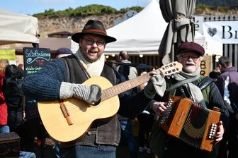 Kunsthandwerk, Osterfest und Glocken: Erlebnisse in Rochlitz, Oederan und Freiberg - Das Duo Lied-Fass ist beim Kunsthandwerkermarkt auf Schloss Rochlitz zu erleben.