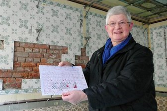 Kunsthandwerk statt Wurst: In ehemalige Fleischerei Teichert in Wolkenstein soll wieder Leben einziehen - Einige Fliesen mussten abgenommen werden, um sie zu erneuern. Für die komplette Wand wurde eine detaillierte Übersicht mit Nummern angefertigt, die Carola Arnold in den Händen hält. 