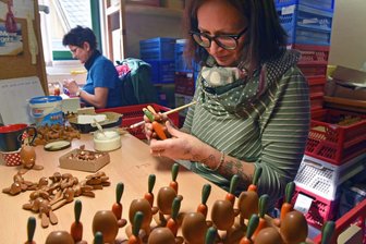 Christin Brückner und weitere Mitarbeiterinnen arbeiten noch für das aktuelle Ostergeschäft. Dann wird auch in der Malerei und Leimerei eingepackt. 