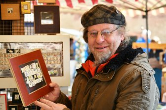 Kunsthandwerker-Markt auf Schloss Rochlitz: Handgemachtes und Hausgemachtes sowie die ganze Welt im Miniaturformat - Jörg Kiesslinger malt Miniatur-Ölbilder auf Leinwand. Hier im Rahmen sind gleich etliche davon.