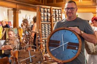 Kunsthandwerker punktet mit neu entwickelter Wanduhr - Zu den Produkten, die Heiko Kaul mit nach Auerbach brachte, gehörten diese Wanduhren als die jüngste Kreation seiner Firma. Die Marktbesucher bekamen sie erstmals zu Gesicht.