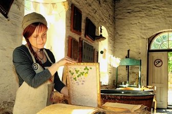 Kunsthandwerker zeigen ihre Arbeit - Beim Tag des traditionellen Handwerks im Erzgebirge ist auch die Papiermühle Niederzwönitz dabei - bereits zum 23. Male. Auf dem Foto präsentiert eine Mitarbeiterin das Handschöpfen von Büttenpapier. 