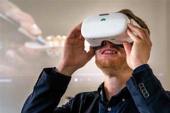 Kunsthandwerkerausbildung im Erzgebirge virtuell erleben: Mit VR-Brille durch die Holzspielzeugmacherschule in Seiffen - Frederic Günther, Geschäftsführer des Verbandes Erzgebirgischer Kunsthandwerker und Spielzeughersteller, mit einer der VR-Brillen.