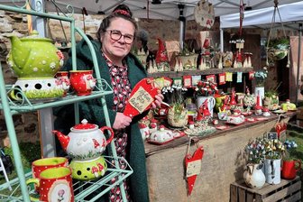 Kunsthandwerkermarkt auf Schloss Rochlitz erlebt Besucheransturm - Am Stand Susis Scherbenkeller wurde mancher Besucher fündig und erwarb märchenhafte Keramik.