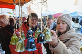 Kunsthandwerkermarkt lockt Hunderte Besucher auf die Augustusburg - Augustusburg. Von Adventsschmuck aus Papier über Keramikglocken bis hin zum Mundwinkelsalbe ist am Wochenende auf Schloss Augustusburg alles zu haben gewesen. Auch Kreatives aus Holz wurde von Simone Zenker angeboten. Etwa 120 Künstler und Händler präsentierten beim Kunsthandwerkermarkt zwei Tage lang ihre Produkte. Dank des Sonnenscheins schauten allein am ersten Tag etwa 100 Besucher vorbei. Viele staunten nicht nur, sondern griffen auch zu. Genauso dürfte es am Sonntag sein, wenn der Markt von 10 bis 18 Uhr fortgesetzt wirde.Auf der Suche nach Geschenken"Aufs Wetter kommt es gar nicht mal an", schildert Josephine Ortmann ihre Erfahrungen. Das Schöne ist für die Keramikkünstlerin aus Delitzsch nicht nur die besondere Kulisse, sondern ebenso die Einstellung der Leute: "Weil sei dafür Eintrittsgeld zahlen, soll sich der Besuch auch lohnen, indem sie Geschenke für die Weihnachtszeit kaufen." Auch diesmal wurden viele fündig, während sie nebenbei die musikalische Unterhaltung genossen, für die unter anderem das Duo Lied-Fass, bestehend aus Jens Sachse und Jörg Pfeifenbring, sorgte.