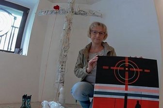 Kunstkeller überrascht: Wenn Rotkäppchen zum Kunstobjekt wird - Sabine Sachs gestaltete acht Kunstwerke für das Projekt "Ortsgespräche" mit dem Ausstellungstitel "Im tiefsten Wald".