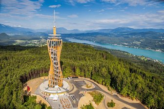 Kunstkenner spricht in Plauen über Kärnten - Der Pyramidenkogel mit Blick auf den Wörthersee im Bundesland Kärnten.