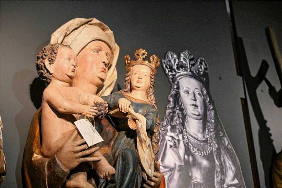 Kunstkrimi: 33 Jahre nach ihrem Diebstahl kommen Heiligenfiguren ins Chemnitzer Schloßbergmuseum - Das Foto zeigt die Figur der Heiligen Anna Selbdritt. Sie hält rechts ihre Tochter Maria und links ihr Enkelkind Jesus auf dem Arm. Die Figur wurde 1990 gestohlen. Die Zeichnung zeigt die verschollene Heilige Katharina. 