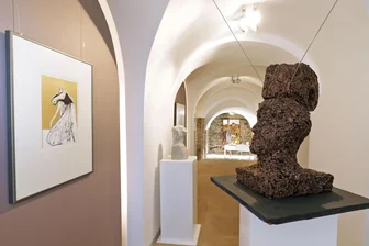 Kunstlehrerin mit stilistischer Vielfalt in der Kleinen Galerie Hohenstein-Ernstthal - Die Plastik „Kopf“ (rechts) gehört zu etwa 30 Arbeiten von inesj.plauen in der Kleinen Galerie.