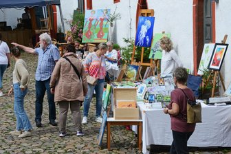 Kunstmarkt auf der Rochsburg und ein Blick hinter die Kulissen - So wie in vorigen Jahren bieten wieder Künstler auf der Rochsburg ihre Arbeiten an.