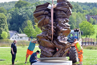 Kunstpfad der Kulturhauptstadt Chemnitz: 2960-Kilogramm-Plastik am Purple Path angekommen -