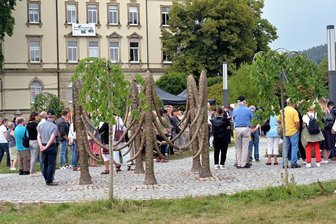 Kunstpfad der Kulturhauptstadt Chemnitz: Jetzt stehen die "Fichten" am Purple Path - Im Leben angekommen: Die Skulpturengruppe "Include me out" in Thalheim, umringt von Besuchern, die den Einweihungsreden lauschen.