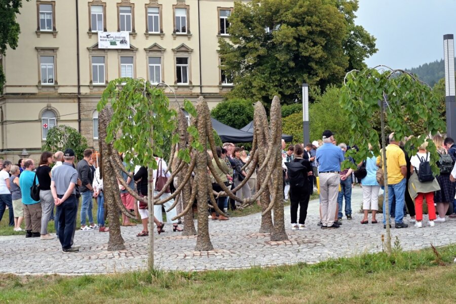 Kunstpfad der Kulturhauptstadt Chemnitz: Jetzt stehen die "Fichten" am Purple Path - Im Leben angekommen: Die Skulpturengruppe "Include me out" in Thalheim, umringt von Besuchern, die den Einweihungsreden lauschen. 