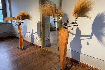 Kunstpreis Art Figura in Schwarzenberg vergeben: Distanz aus vielen Perspektiven - "Besenwesen" von Kai Wolf auf Eppstein.