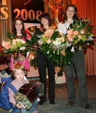 Kunstpreis fördert junge Talente - 
              <p class="artikelinhalt">Lisa Schmidt, Marie-Luise Kahle und Julia Fregin aus Aue (v. l.) heißen die drei glücklichen Preisträger des Kunstpreises der EKH Schwarzenberg im Jahr 2008. Der vierjährige Paul erhielt für sein Spiel auf der Konzertina einen Sonderpreis der Jury. </p>
            