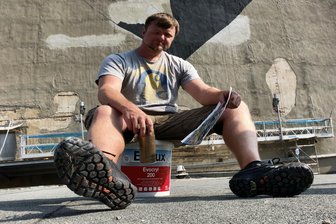 Kunstprojekt hat begonnen - Graffitikünstler Tino Schneider hat mit der Arbeit am 60 Meter hohen Förderschacht des Martin-Hoop-Werkes begonnen.