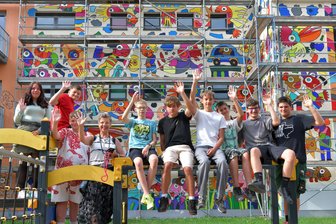 Kunstprojekt in Freiberg: Schüler bemalen Schulfassade gemeinsam mit Michael Fischer-Art - Schüler des Förderzentrums „Käthe Kollwitz“ und Lehrerin Anja Schmidt vor der neuen Fassade.