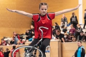 Kunstradsportlerin fährt zwei Titel ein - Lene Tuchscherer beim sogenannten Lenkersitzsteiger. 