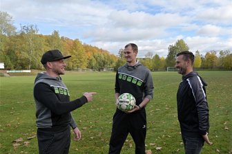 Kunstrasen für 1,8 Millionen Euro: Reinsdorf auf Zielgeraden für neues Spielfeld - Sie hoffen, dass sie bald das ganze Jahr auf dem Reinsdorfer Sportplatz trainieren können (v. l.): Sebastian Schubert, Torhüter der 1. Männermannschaft, Felix Nerger, Verteidiger der 1. Männermannschaft, und Michael Krause, 1. Vorsitzender der Spielvereinigung Reinsdorf-Vielau.