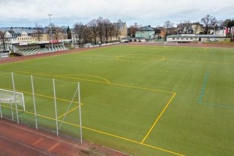 Kunstrasenfläche wird saniert - aber in Etappen - Mittlerweile 17 Jahre intensiver Nutzung haben der Kunstrasenfläche in der Sportanlage "Kurt Löser" in Annaberg-Buchholz zugesetzt. Nun soll die Sanierung in Angriff genommen werden. 