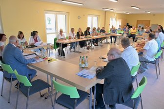 Kunstrasenspielfeld für Reinsdorf rund 320.000 Euro teurer - Im Gemeinderat Reinsdorf spielten sich die Vertreter in der Diskussion hitzig die Bälle zu.