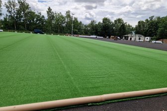 Kunstrasenspielfeld in Reinsdorf: Umbau zu modernem Platz auf der Zielgeraden - Seit wenigen Tagen wird im Reinsdorfer „Glückauf“-Stadion grüner Kunstrasen ausgerollt.