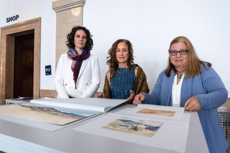 Kunstsammlungen Chemnitz: NS-Raubkunst geht in die USA - Generaldirektorin Florence Thurmes (links) mit den Heumann-Enkeltöchtern Claudia Bilbao (Mitte) und Carol Snider.