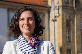 Kunstsammlungen Chemnitz: Wer ist die neue Museumschefin Florence Thurmes? - Florence Thurmes vor den Kunstsammlungen Chemnitz.