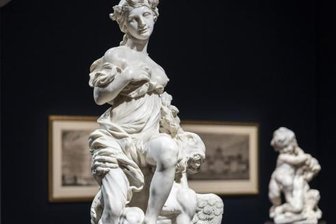 Kunstsammlungen Dresden: Der Coup mit den zwei Göttern - Blick in die Ausstellung zu Paul Heermann im Semperbau am Zwinger in Dresden: das Glanzstück "Staurn und Ops", im Hintergrund ist zudem eines der vier Puttenpaare von Heermann zu sehen.