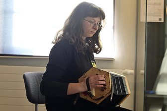 Kunstschaffende im Handwerk stellen sich im Vogtland vor - Zur Eröffnung der Sonderausstellung spielte Malin Kießling auf einer von ihr gebauten Harmonika.
