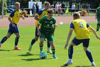 Kunstschütze heiß auf seinen Ex-Verein - Merkurs Manolo Pieschel (am Ball), hier im Spiel gegen den Reichenbacher FC, erwartet mit den Oelsnitzern am Sonntag im Sachsenpokal seinen ehemaligen Verein Chemnitzer FC.