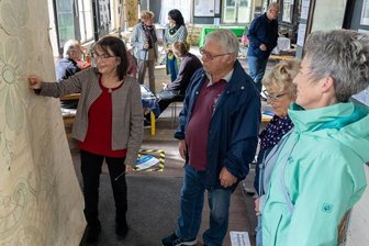 Kunstsommer in der Alten Stickerei - Petra Gronem-Schlosser (links) führt Besucher durch die Ausstellung, die Pfingsten in der Alten Stickerei Grünbach gezeigt wurde.