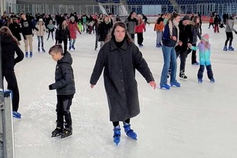 Kunststoffbahn vs. klassische Eisbahn: Wo fährt es sich besser in Chemnitz? - Klassisches Schlittschuh-Gefühl im Eissportzentrum.