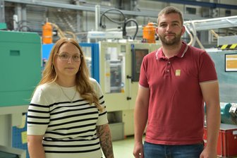 Kunststoffspezialist GEK will Werk in Oelsnitz ausbauen - Führungsduo in Oelsnitz: Betriebsleiterin Janine Pfeiffenbrück (35) und ihr Stellvertreter und Technischer Leiter Markus Schwab (34) sind Eigengewächse des Betriebes.