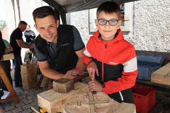 Kunstsymposium für Kinder im Erzgebirge entfaltet Magnetkraft – Schloss Schwarzenberg dient als Atelier und Inspiration - Peter Weißflog (l.), einst selbst Teilnehmer des Symposiums, gibt heute den Kids, wie dem zehnjährigen Quentin, wertvolle Tipps.