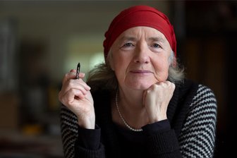 Kunstszene Ost: Geblieben, gegangen, zurückgekehrt - wie Biografien zwischen DDR, BRD und Gesamtdeutschland schillern - Die Malerin Angela Hampel in ihrer Atelier-Wohnung in Dresden.