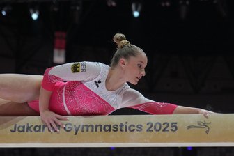 Kunstturn-WM: Karina Schönmaier wackelt am Balken und patzt am Boden - Karina Schönmaier am Schwebebalken in Aktion.