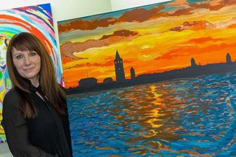 Kunstverein Göltzschtal verwandelt Geldhaus in eine Galerie - In der oberen Etage der Sparkasse in Auerbach ist auch das Bild von Ivonne Rechenburg "Rab Stadt im Abendrot" zu sehen.