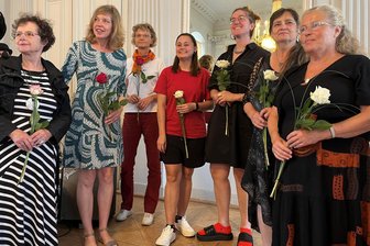 Kunstverein Zwickau sorgt für internationales Flair auf Schloss Wildenfels - Acht von zehn Künstlerinnen, die am Grafiksymposium des Kunstvereins Zwickau teilgenommen hatten, waren zur Ausstellungseröffnung erschienen.
