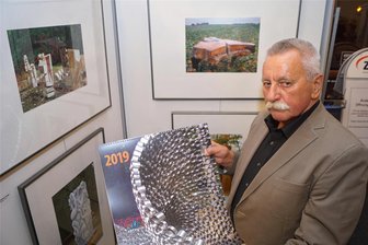 Kunstverein Zwickau trauert um früheren Vorsitzenden Siegfried Wagner - Im Abschiedsjahr als Vorsitzender des Kunstvereins stellte Siegfried Wagner den Kalender vor.