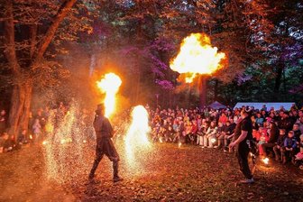 Kunstvolle Feuershow und Lichtermeere - 