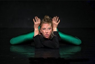 Kunstvolle Körperbefragung beim Off-Europa-Festival - "Ani-Ma" heißt ein Stück der israelischen Choreografin und Tänzerin Roni Chadash. Es hinterfragt unter anderem die oft festzementierten Bilder einer Gesellschaft, wie Körper und Bewegungen vermeintlich auszusehen haben.
