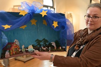 Kunstvolles vom "Spielzeug-macht-Ferien-Tag" im Kulturbahnhof - Kathrin Wenzel-Jaeckel zeigt das Märchen "Hänsel & Gretel", gestaltet wurde es von der Mäusegruppe.