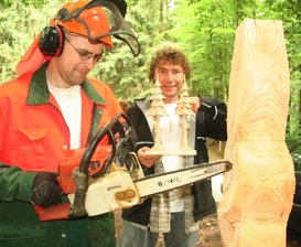 Kunstwanderweg an der Talsperre erhält Zuwachs - 
              <p class="artikelinhalt">Künstler Enrico Kletke (l.) ließ am Wochenende eine weitere Figur entstehen. Unterstützt wurde er bei dem Event von Steffen Mäding, Pressesprecher des Fördervereins "Freunde der Seebühne". </p>
            