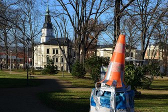 Kunstwerk am Skulpturenpfad beschädigt - Das Kunstobjekt "Cloud" im Friedenspark Frankenberg ist in der Silvesternacht zerstört worden. Der Sockel wurde notdürftig gesichert.