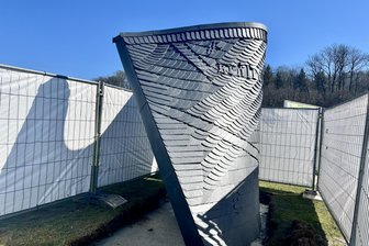 Kunstwerk im Zwickauer Muldeparadies aufgestellt: Wann die Skulptur am Kunstpfad „Purple Path“ enthüllt wird - Die Skulptur von Jana Gunstheimer ist „Dingenunner, dingenauf“ betitelt.