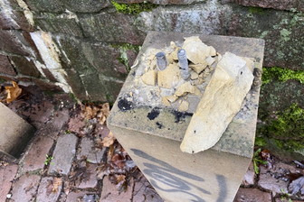 Hier stand in Mittweida am Pfarrberg die Skulptur, die bislang unbekannte Täter heruntergeschlagen haben.